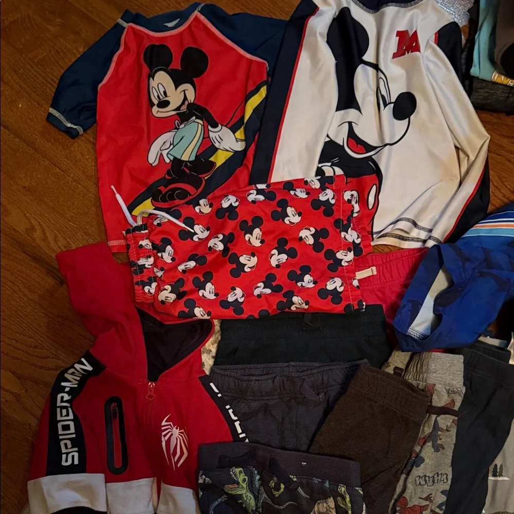 HUGE bundle of boys clothing size 5/6 - Picture 4 of 4